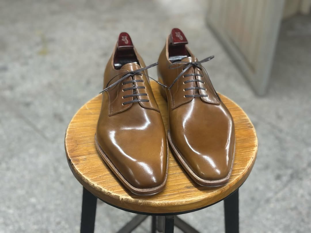 VICTONIC - TAN PATEENA FINISH LACEUPS