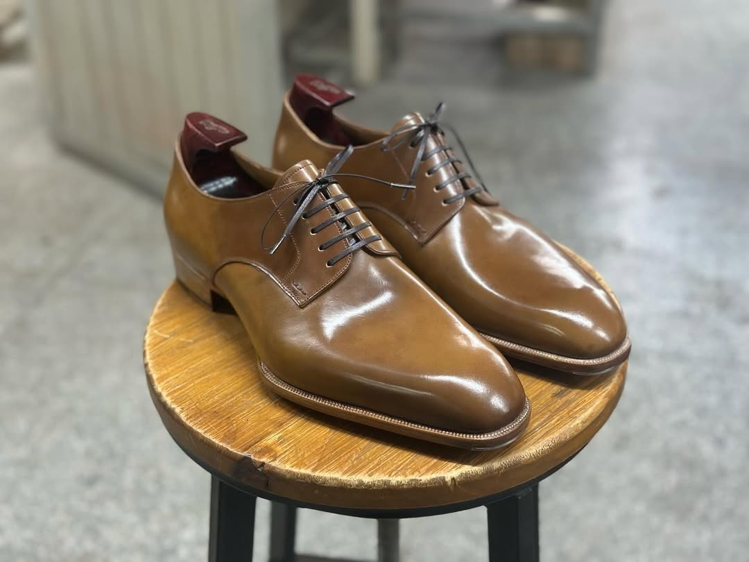 VICTONIC - TAN PATEENA FINISH LACEUPS