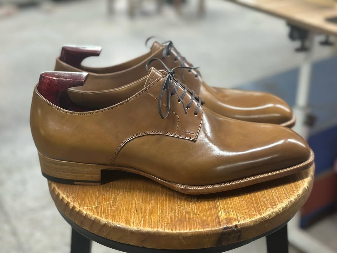 VICTONIC - TAN PATEENA FINISH LACEUPS
