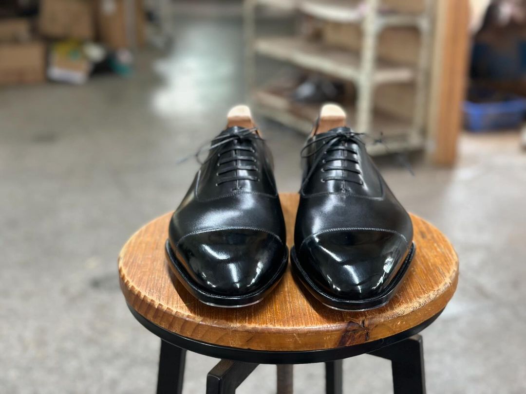 ROBERTO - SEAMLESS STYLE MENS'S BLACK CAPTOE OXFORDS