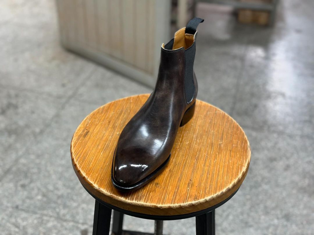 RAVYN - ICONIC ANTIQUE FINISH BROWN ANKLE BOOT