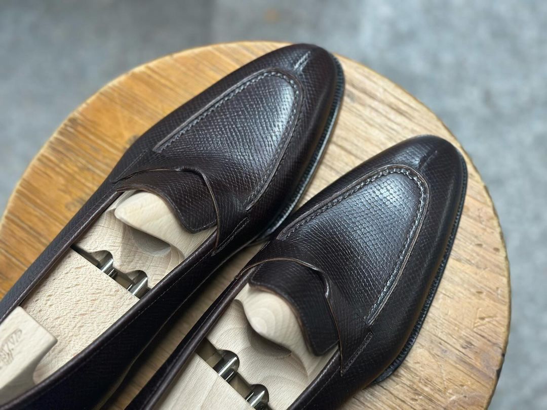 SIENNA - COFFEE BROWN SPLIT TOE TWISTED STRAP LOAFER
