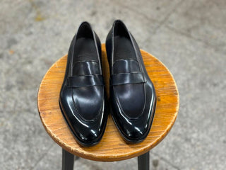 SIGNATURE FIDDLEBACK | BLACK LEATHER SLIP ONS