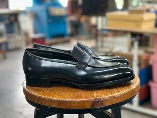 SIGNATURE FIDDLEBACK | BLACK LEATHER SLIP ONS