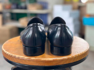 SIGNATURE FIDDLEBACK | BLACK LEATHER SLIP ONS