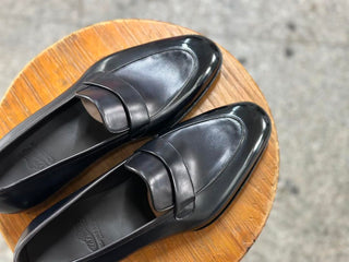 SIGNATURE FIDDLEBACK | BLACK LEATHER SLIP ONS