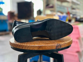 SIGNATURE FIDDLEBACK | BLACK LEATHER SLIP ONS