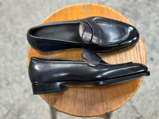 SIGNATURE FIDDLEBACK | BLACK LEATHER SLIP ONS