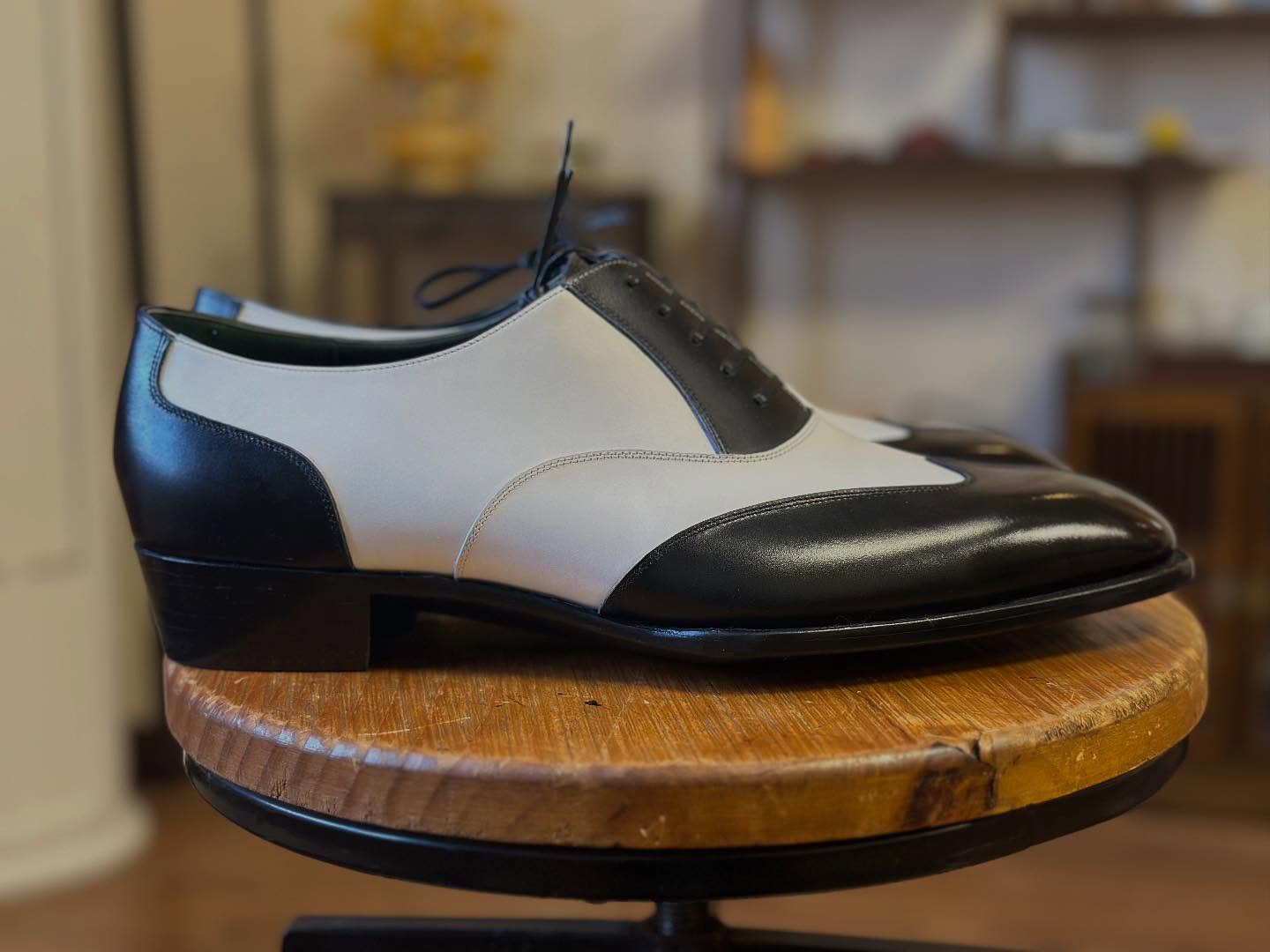 ROBERT - Black & White Oxfords