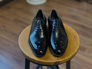 ALIJAH FIDDLEBACK | BLACK WHOLE CUT LACEUPS