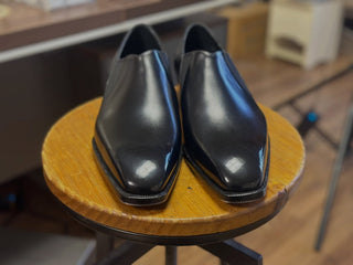 BENTLEY 15 - BLACK WHOLE CUT SLIP ON