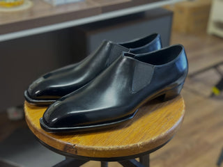 BENTLEY 15 - BLACK WHOLE CUT SLIP ON