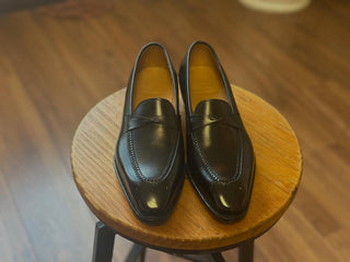 ADRIAN FIDDLEBACK | BLACK TWIST PENNY LOAFER