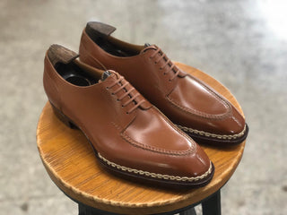 TREVOR || MID BROWN SPLIT TOE DERBY LACEUPS IN FIDDLEBACK SOLE