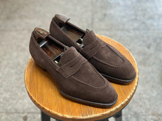 CLIFTON || DARK BROWN JANUS CALF PENNY LOAFERS IN FIDDLEBACK SOLE