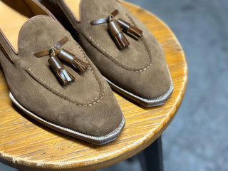 WILBUR FIDDLEBACK | BEIGE SUEDE TASSEL LOAFERS