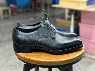 BLACK FIDDLEBACK | CRUST LEATHER DERBY